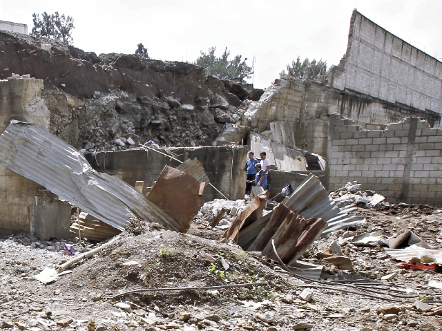 Trabajadores municipales de Villa Nueva aun no terminan de limpiar los escombros del derrumbe de Santa Isabel II, ocurrido el 6 de septiembre.(Foto Prensa Libre: Paulo Raquec)