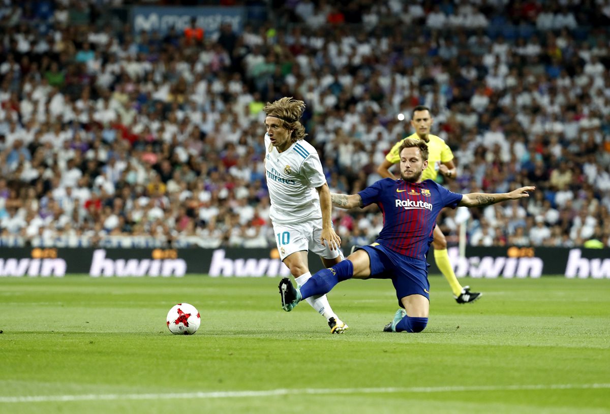 LuKa Modric lucha el balón con su compatriota Ivan Rakitic