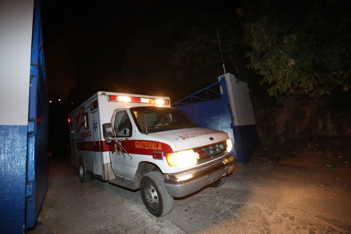 Una ambulancia de los Bomberos Voluntarios sale de El Preventivo de la zona 18. (Foto Prensa Libre: Antonio Jiménez)