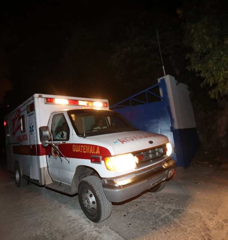 Una ambulancia de los Bomberos Voluntarios sale de El Preventivo de la zona 18. (Foto Prensa Libre: Antonio Jiménez)