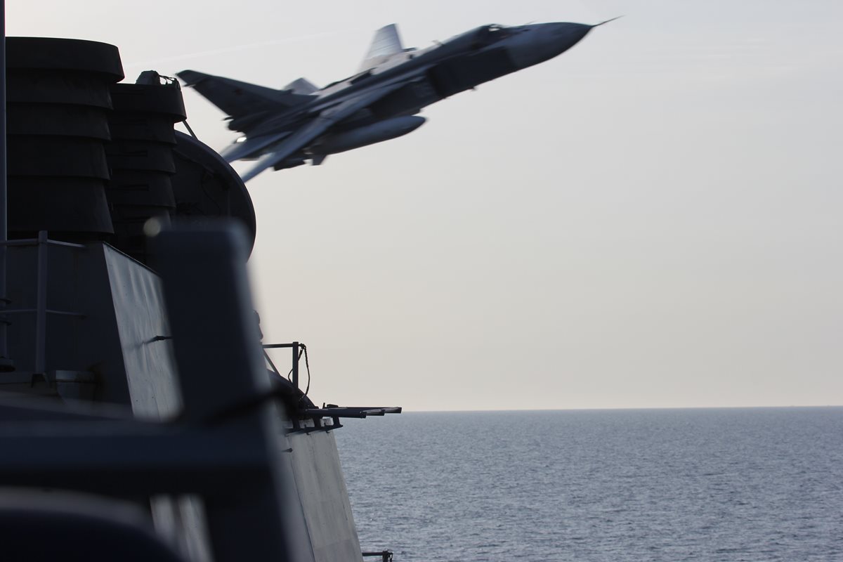 Un avión ruso SU-24 efectúa un pase de corto alcance cerca de un buque estadounidense. (Foto Prensa Libre: AP).