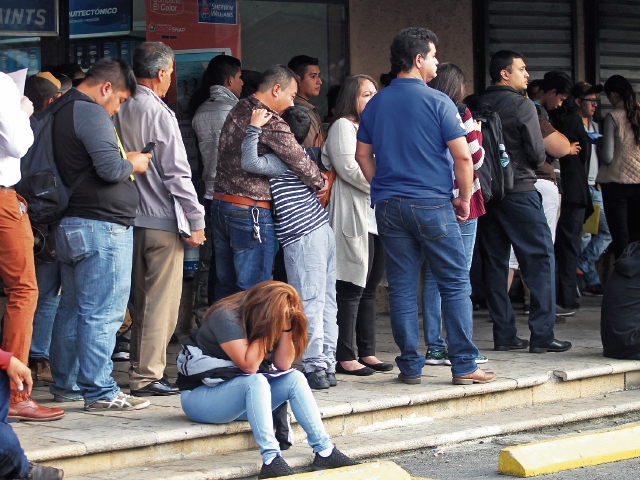 Miles de guatemaltecos residentes en el país y en el extranjero pasan contratiempos por falta de pasaportes y DPI. (Foto Prensa Libre: Hemeroteca)