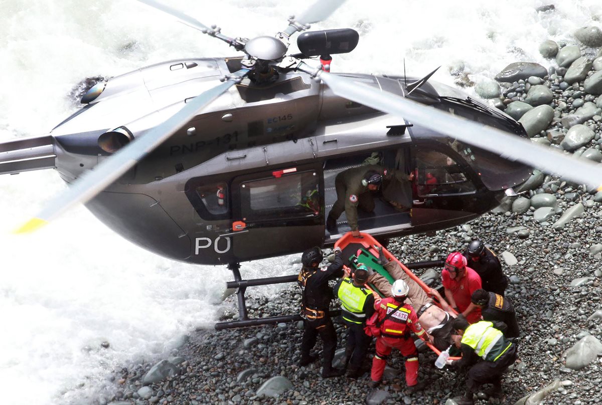 Los heridos fueron evacuados en helicópteros, por las condiciones del terreno donde ocurrió la tragedia. (Foto Prensa Libre: EFE)