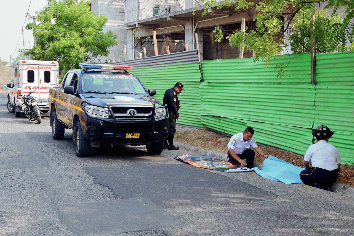 Bomberos Voluntarios  llegaron al lugar del ataque,  pero no pudieron hacer nada por la víctima. (Foto Prensa Libre: Víctor Gómez)