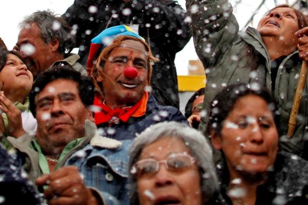 Durante el rescate de los mineros fueron lanzados confeti, hubo aplausos y gritos por parte de familiares, conocidos y autoridades. (Foto Prensa Libre: AP)