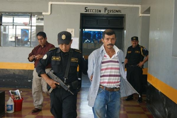 Hugo Adelso Duarte Soto, es llevado a la sede de la Policía Nacional Civil. (Foto Prensa Libre: Edwin Paxtor)