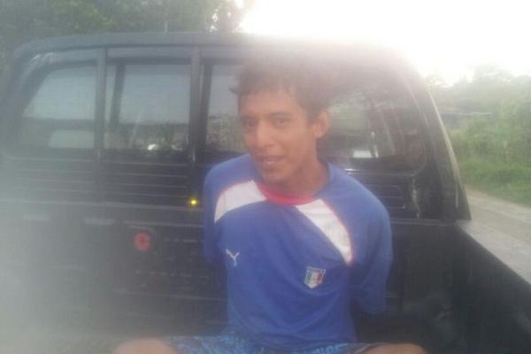 Jorge Luis Reyes, quien es sindicado de asalto, es trasladado a la subestación de San Sebastián. (Foto Prensa Libre: Rolando Miranda)