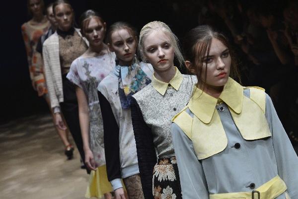 Modelos presentan creaciones de la colección Primavera/verano de la diseñadora nipona Yurika Ohara. (Foto Prensa Libre: EFE)