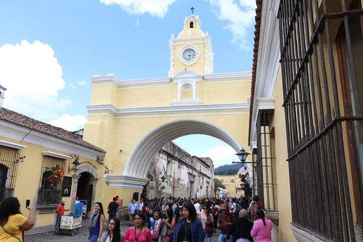 El Arco de Santa Catalina es visitado por miles de turistas al año. (Foto Prensa Libre: Hemeroteca PL).