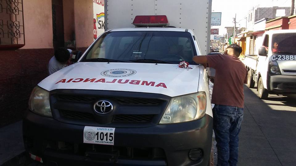 La ambulancia de doble tracción podía ingresar sin dificultad a varias comunidades. (Foto Prensa Libre: Cortesía CVB)