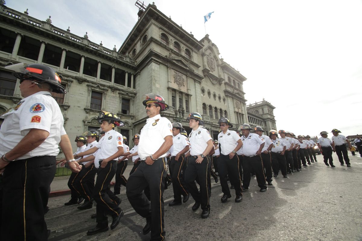 El tradicional desfile de aniversario de los Bomberos Voluntarios salío de la Plaza de la Constitución. (Foto Prensa Libre: Erick Ávila)