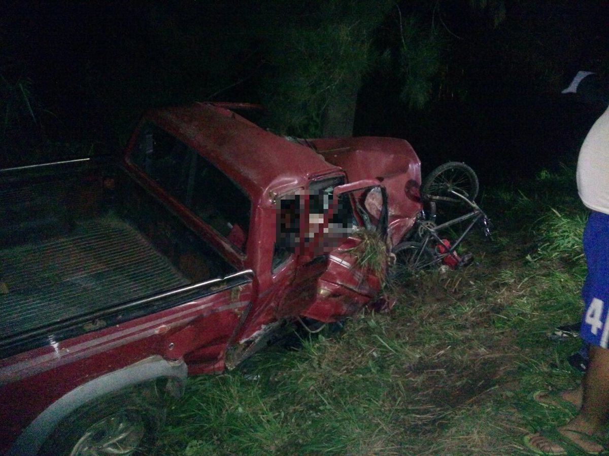 Dos hombres murieron en el picop involucrado en uno de los accidentes en San Jerónimo, Baja Verapaz. (Foto Prensa Libre: Cortesía).