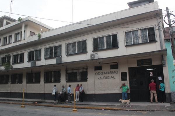 Sede de tribunales de  Escuintla, a donde serían llevados los detenidos. (Foto Prensa Libre: Melvin Sandoval)