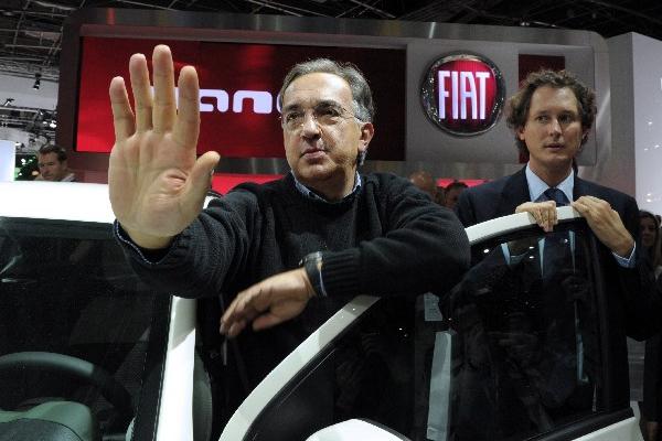 Sergio Marchionne (I), administrador delegado de Fiat, habló del intercambio de experiencias. (Foto Prensa Libre: AFP)