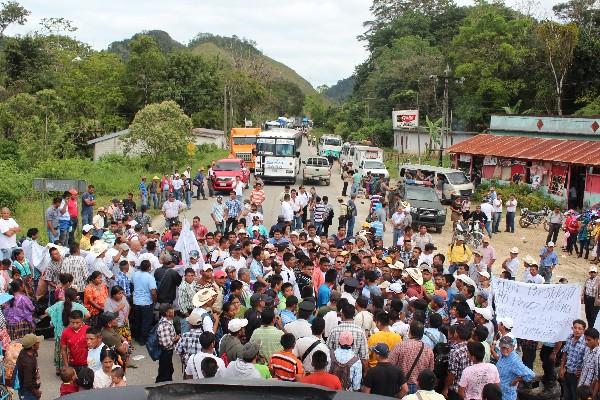 Campesinos cierran  tramo vial entre Flores y  Poptún, Petén, en aldea Machaquilá.