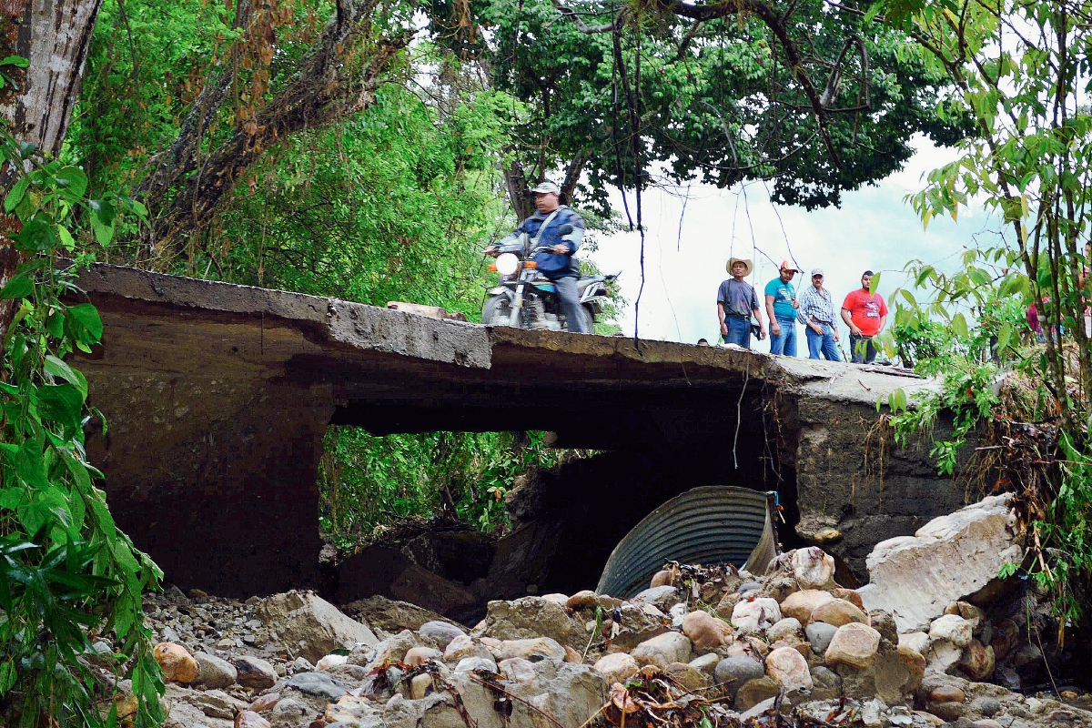 Vecinos de  Cubulco, Baja Verapaz, observan daños causados por las fuertes lluvias en el puente que comunica a esa localidad con el resto del municipio. (Foto Prensa Libre: Carlos Grave)