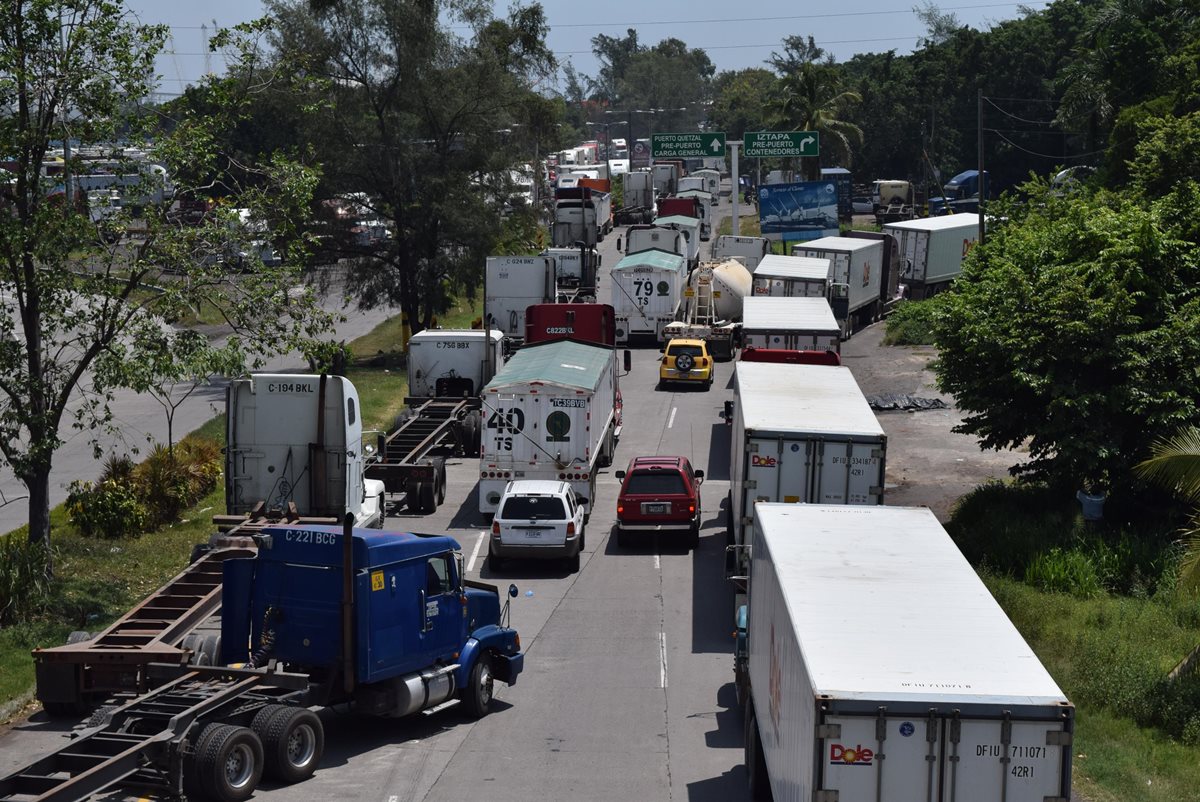 Decenas de pilotos del transporte pesado se apresuraron a ingresar a la portuaria, lo que generó caos vehicular. (Foto Prensa Libre: Carlos Paredes)