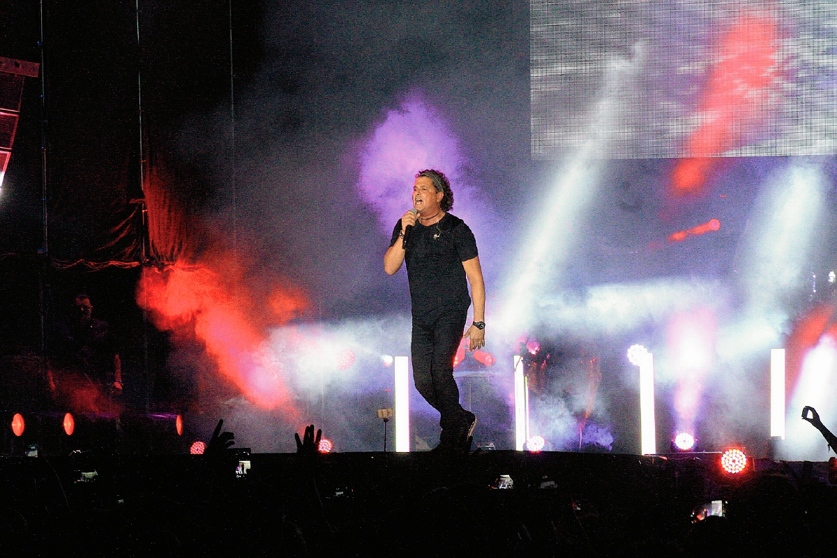 El cantante colombiano Carlos Vives deleita con sus conocidos éxitos musicales a los asistentes al Brahva Summer Fest 2015, que se celebra esta noche en el Puerto San José, Escuintla, Guatemala. Foto Prensa Libre: Carlos Enrique Paredes.