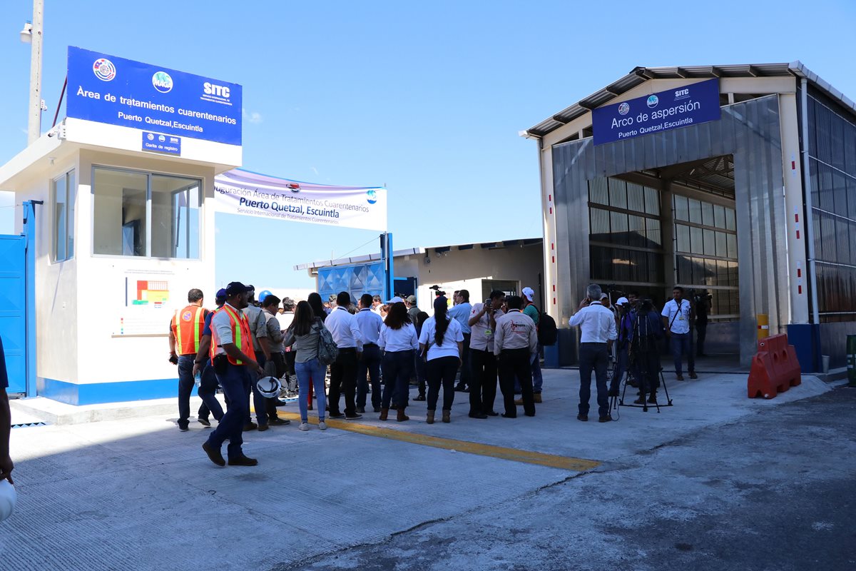 Autoridades del Maga y Oirsa, inauguraron el área de tratamientos cuarentenarios que funcionará dentro del centro aduanero de Puerto Quetzal. (Foto Prensa Libre: Enrique Paredes)