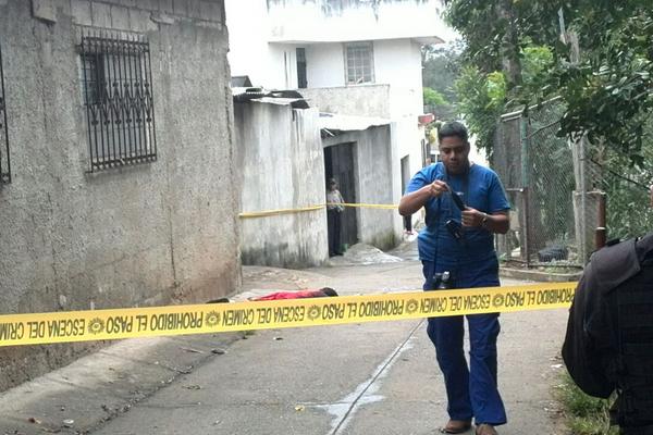 Un hombre de aproximadamente 16 años, murió baleado en la colonia San Rafael, zona 18. (Foto Prensa Libre: Érick Ávila)<br _mce_bogus="1"/>