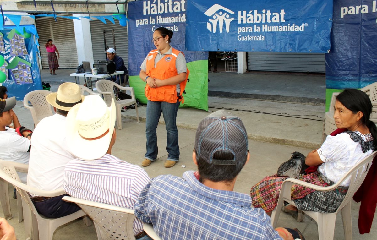 Personal de Conred de Quiché explica a vecinos de Uspantán cómo identificar áreas vulnerables a desastres naturales. (Foto Prensa Libre: Óscar Figueroa)
