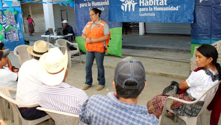 Personal de Conred de Quiché explica a vecinos de Uspantán cómo identificar áreas vulnerables a desastres naturales. (Foto Prensa Libre: Óscar Figueroa)
