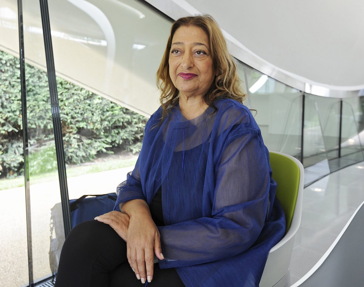 Imagen del 25 de septiembre del 2013 que muestra a la arquitecta angloiraquí Zaha Hadid, en el interior de la Serpentine Sackler Gallery, Reino Unido.(Foto Prensa Libre: EFE).