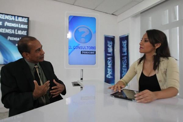 El médico Margarito Castro conversa con la periodista Verónica Gamboa, durante El Consultorio.