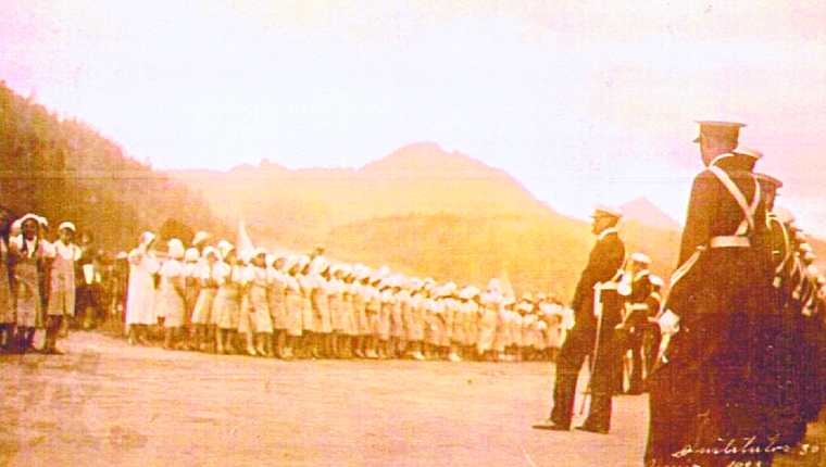 Desfile frente a San Nicolás en 1940. (Foto: Hemeroteca PL)