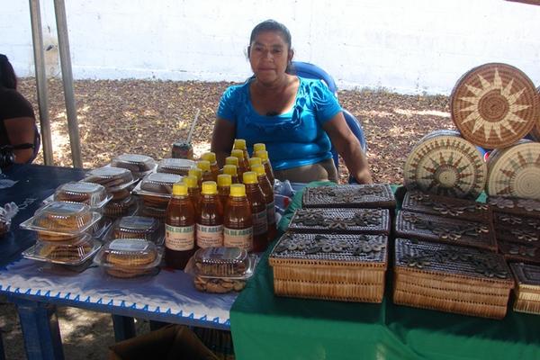 Platillos y artesanías de la región fueron exhibidas. (Foto Prensa Libre: Edwin Paxtor)<br _mce_bogus="1"/>