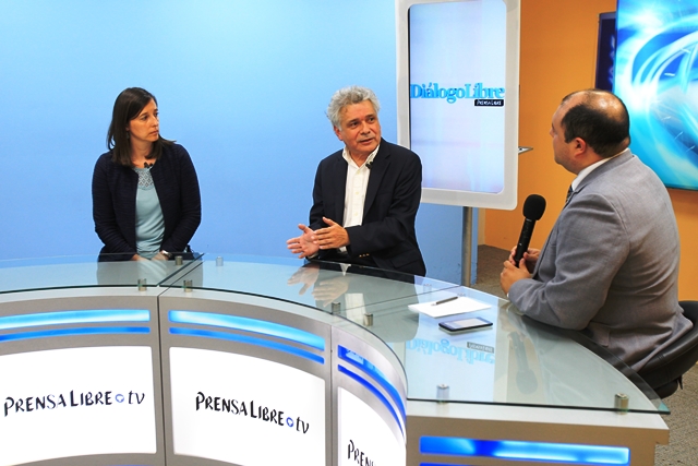 Expertos Corinne Derik y Édgar Gutiérrez conversan con el editor de Información, Antonio Barrios. (Foto Prensa Libre: Esbin García)