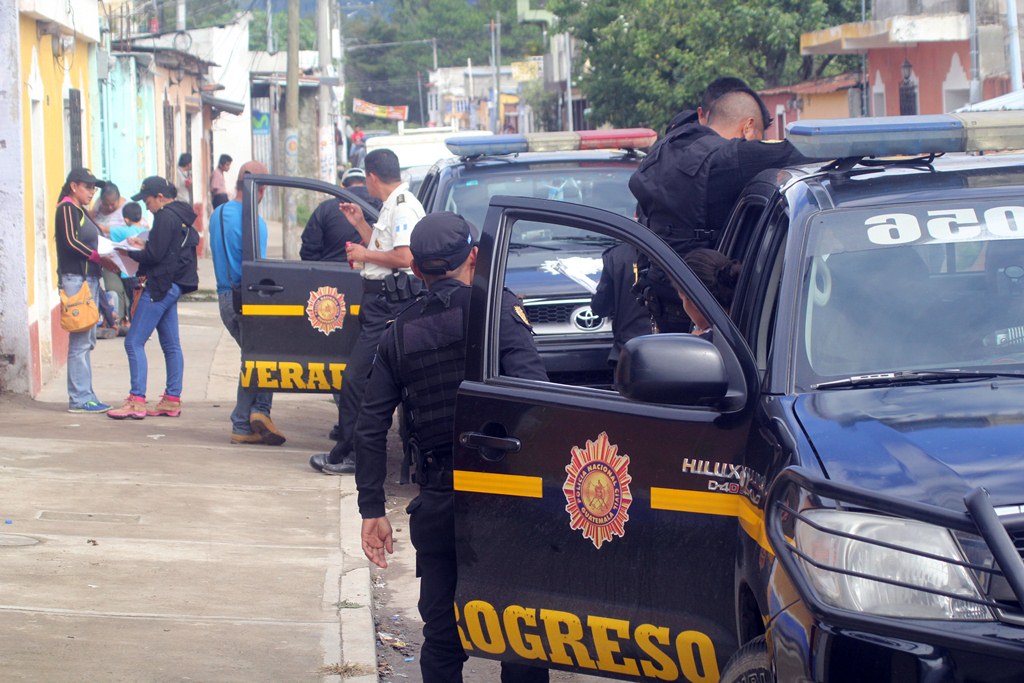 Agentes de la PNC participan en operativos en Jalapa, donde fueron capturadas dos personas. (Foto Prensa Libre: Hugo Oliva)