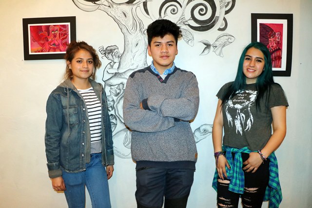 Daniela Ochoa, Wilhelm Tzoc y Anyka Ochoa, artistas emergentes y dedican parte de su tiempo a la pintura en Vessica, Galería de Arte, en la zona 1 de Xela. (Foto Prensa Libre: Carlos Ventura)