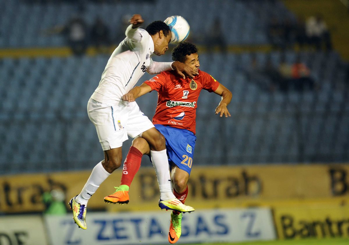 Es el segundo clásico al hilo en el que cremas y rojos sellan un empate sin sabor ni emoción en el Doroteo Flores. (Foto Prensa Libre: Francisco Sánchez)