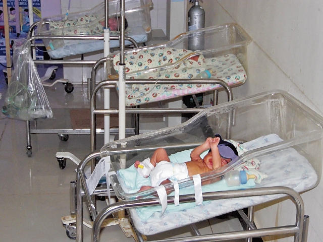La mayoría de bebés son internados por problemas respiratorios en el centro asistencial. (Foto Prensa Libre: Hemeroteca PL).