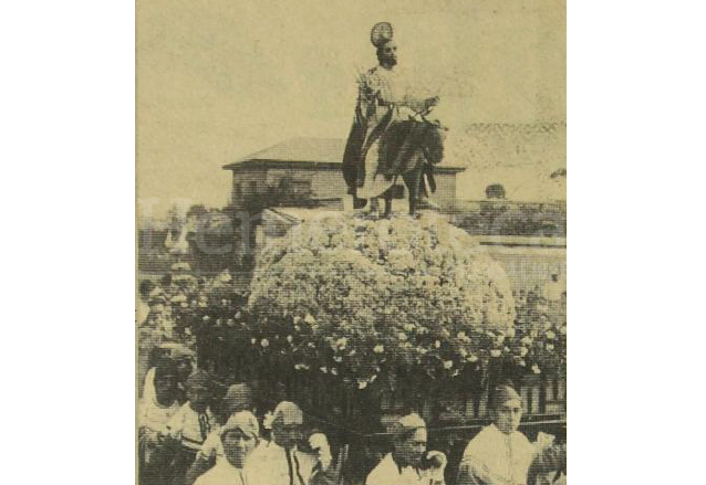 La procesión llamada "de la Borriquita" en 1936. Se aprecia que no es la misma imagen que actualmente sale en procesión. La sencillez del anda destaca al estar adornada por flores naturales. (Foto: Hemeroteca PL)