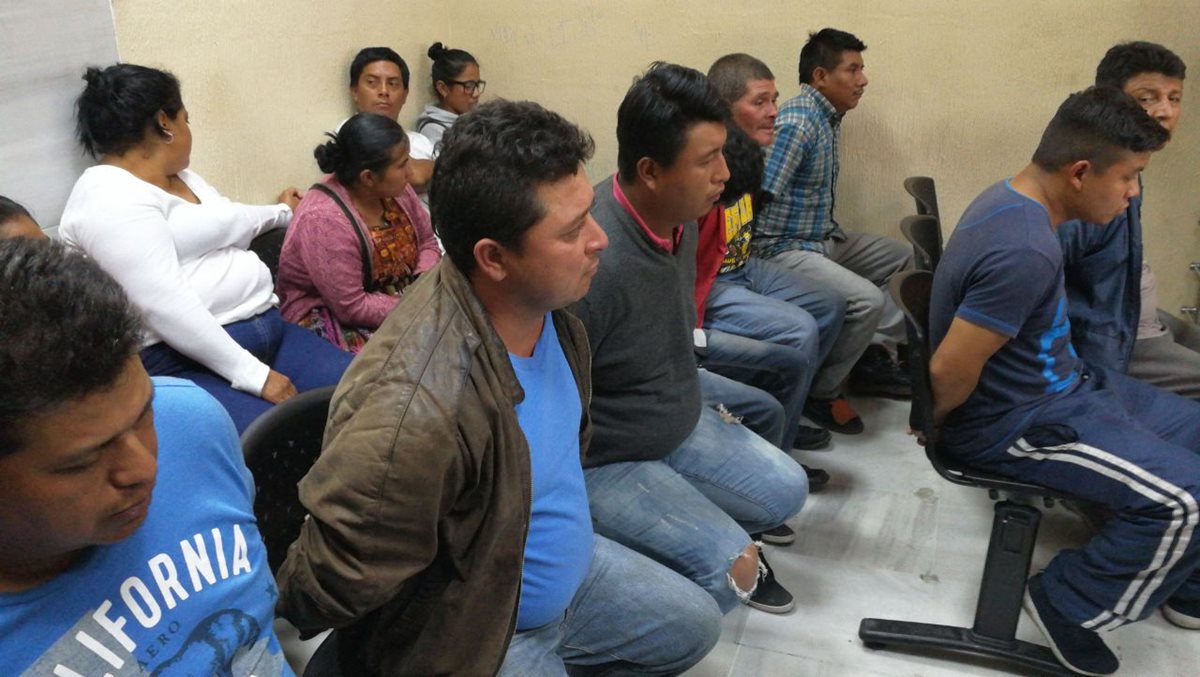 Los nueve señalados aceptaron su culpabilidad y quedaron en libertad, por tratarse de una falta. (Foto Prensa Libre: Érick Ávila)