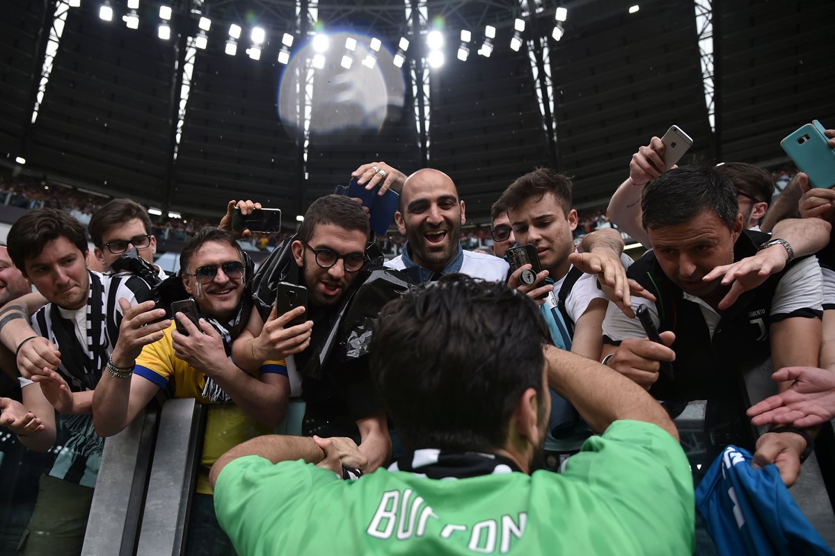 Uno de los momentos más emotivos fue cuando el arquero se acercó a saludar a los aficionados de la Juve. (Foto Prensa Libre: AFP)