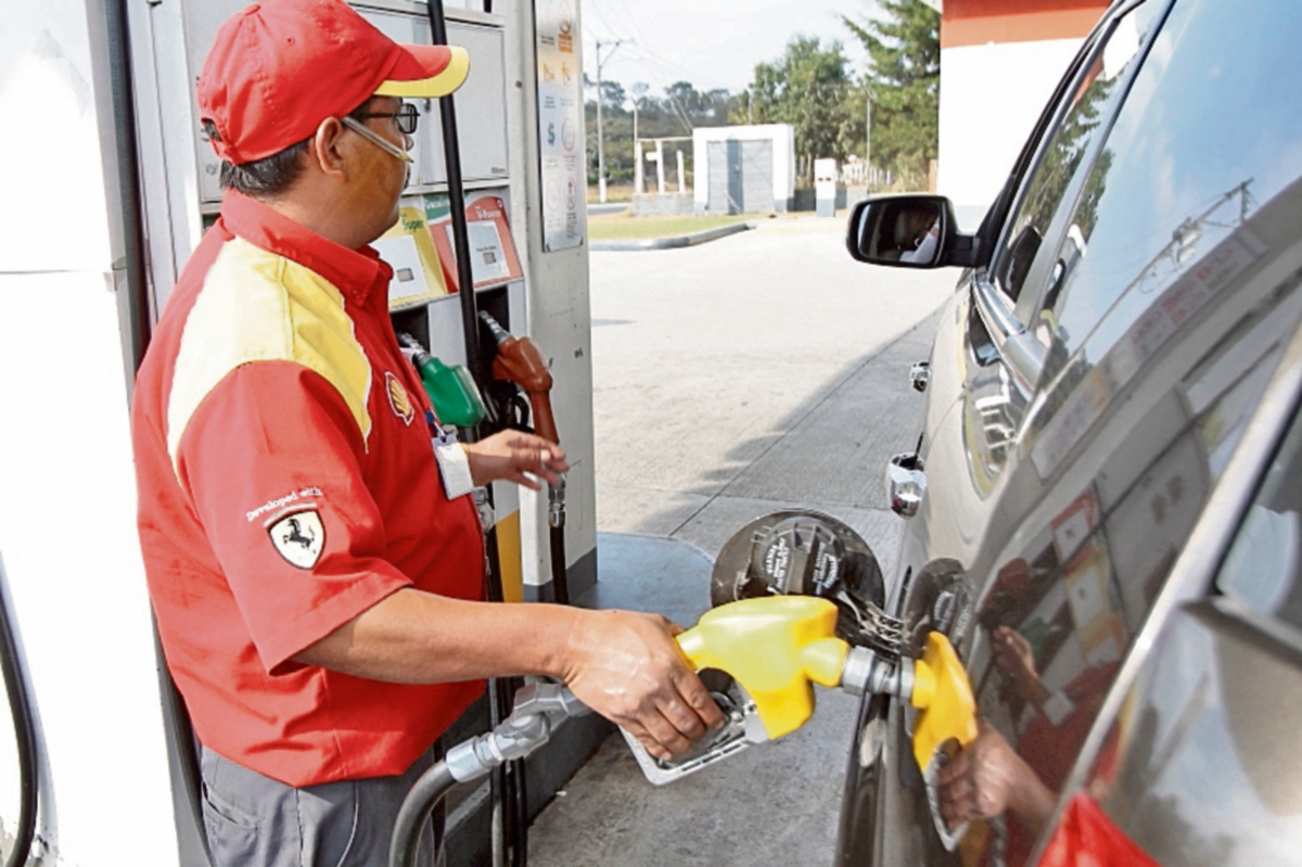 Las gasolinas fueron los productos que mayor reducción en los precios presentaron en septiembre. (FOTO PRENSA LIBRE:Álvaro Interiano)