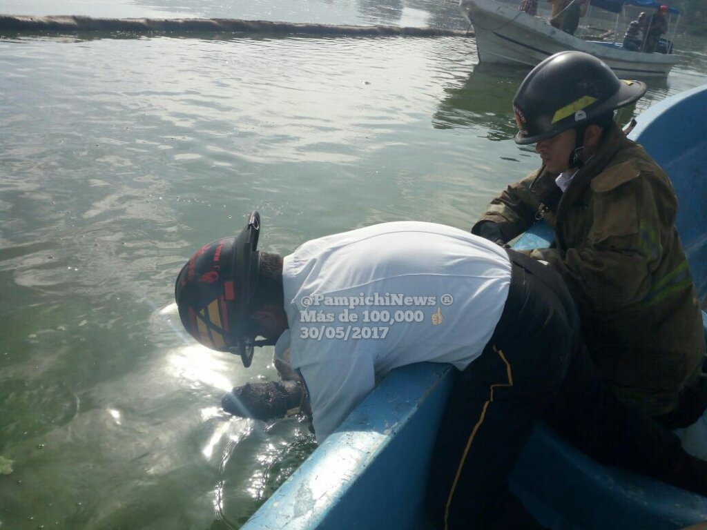 Los Bomberos Voluntarios de Villa Canales localizaron el cuerpo en el Lago de Amatitlán. (Foto Prensa Libre: PampichiNews)