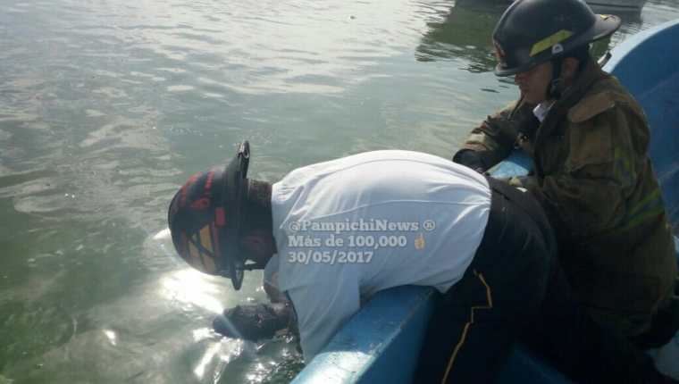 Los Bomberos Voluntarios de Villa Canales localizaron el cuerpo en el Lago de Amatitlán. (Foto Prensa Libre: PampichiNews)