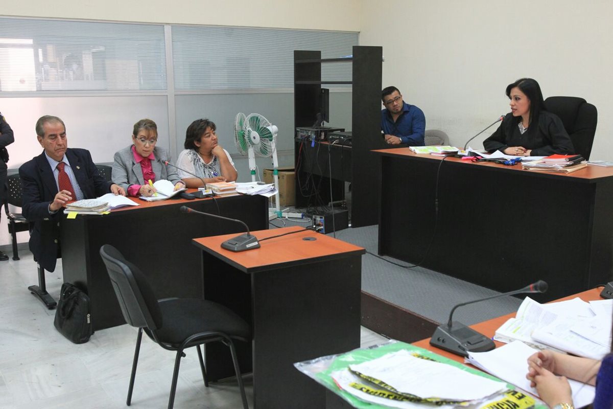 La jueza Rosmery López lee su análisis jurídico y se inhibió de conocer el caso contra Blanca Stalling. (Foto Prensa Libre: Esbin García)