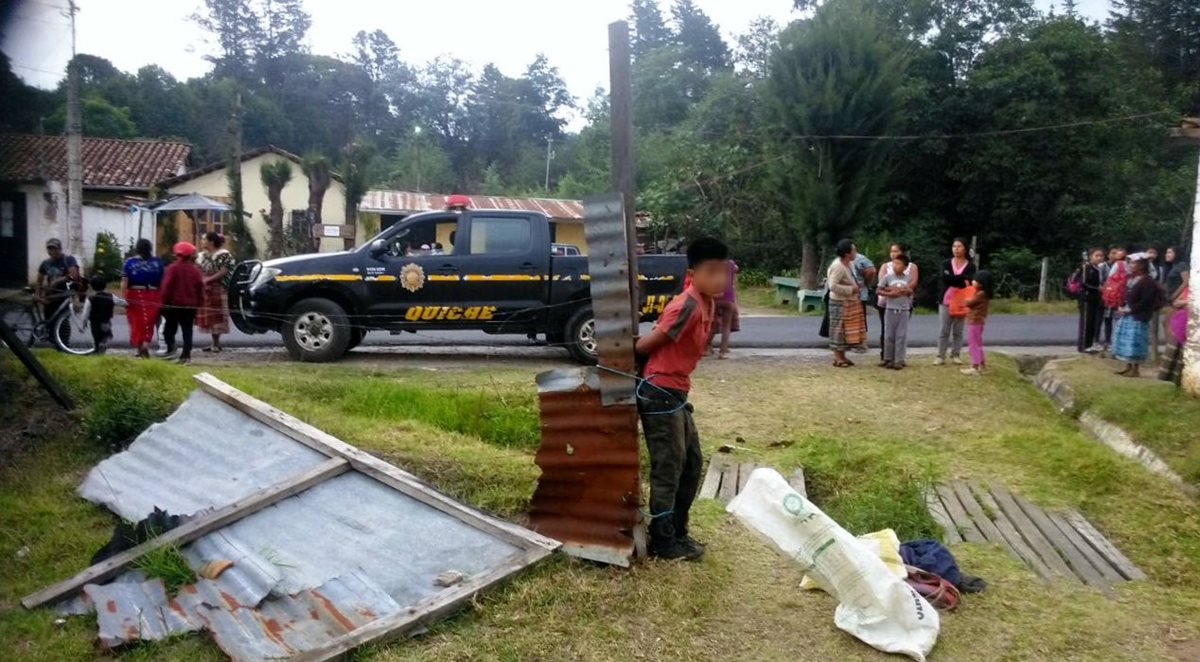 Un niño acusado de haber robado cinco gallos en Santa Cruz del Quiché permanece amarrado por pobladores. (Foto Prensa Libre: Óscar Figueroa)