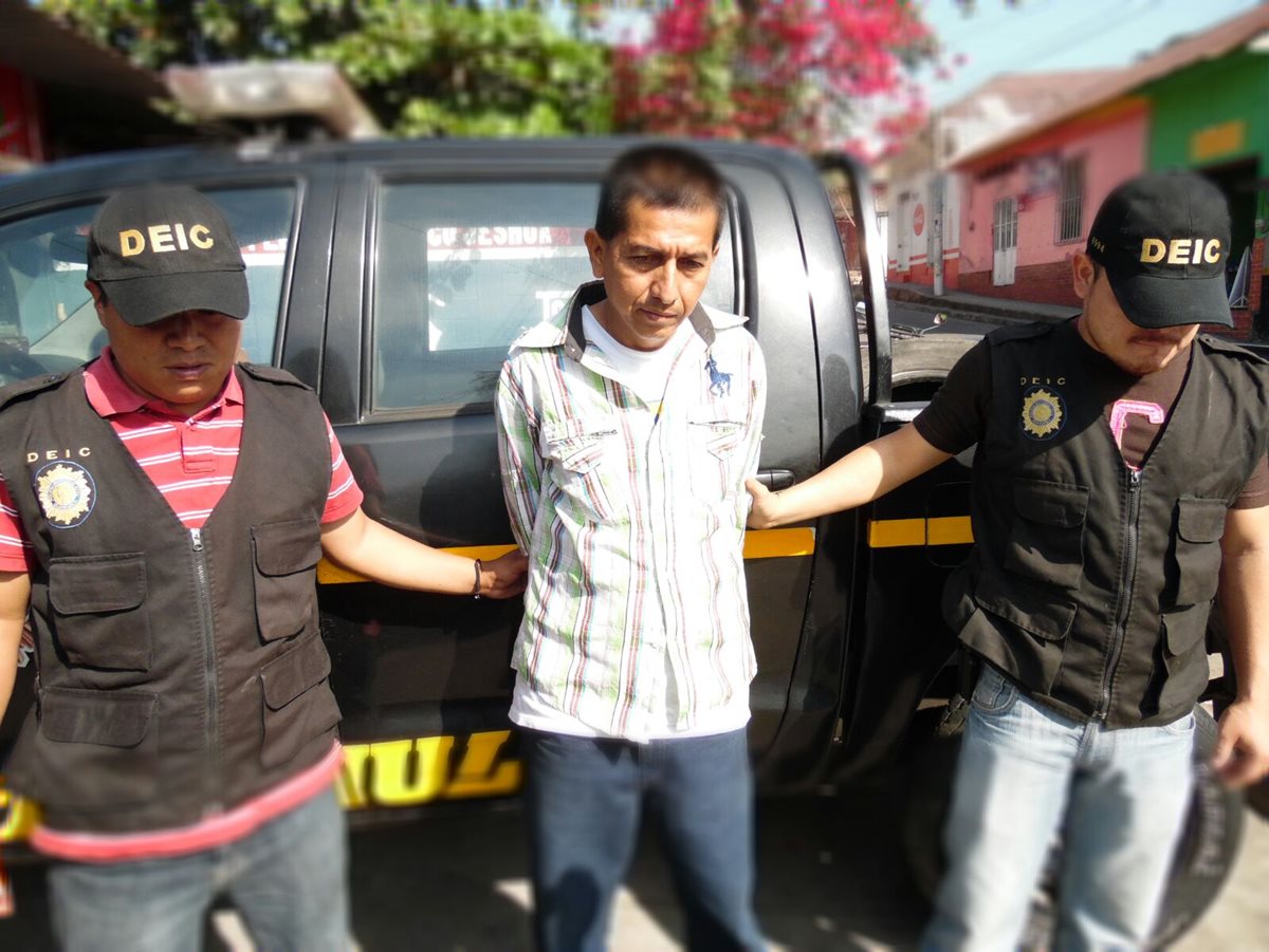 Agentes de la PNC trasladan a prisión a Julio César Romeo Rivera, presunto estafador, en San Felipe, Retalhuleu. (Foto Prensa Libre: Jorge Tizol)