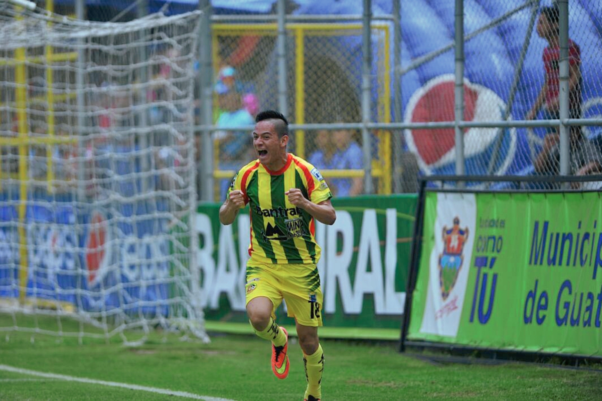 Kevin Mérida festejó a todo pulmón el gol de Marquense. (Foto Prensa Libre: Eduardo González)