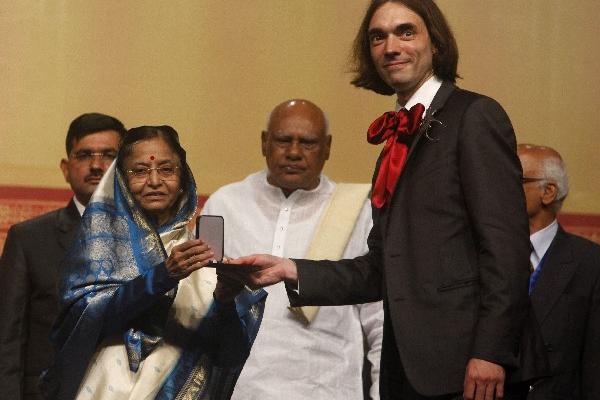 Pratibha Patil, izquierda, entrega la medalla de matemáticas al francés Cedric Villani. (Foto Prensa Libre: AP)