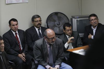 Enrique Ríos Sosa, de lentes y bigote en la segunda fila, junto a ocho militares en la audiencia del 27 de septiembre de 2013, donde el juez Villatoro los exculpa del desfalco millonario. (Foto Prensa Libre: Álvaro Interiano)