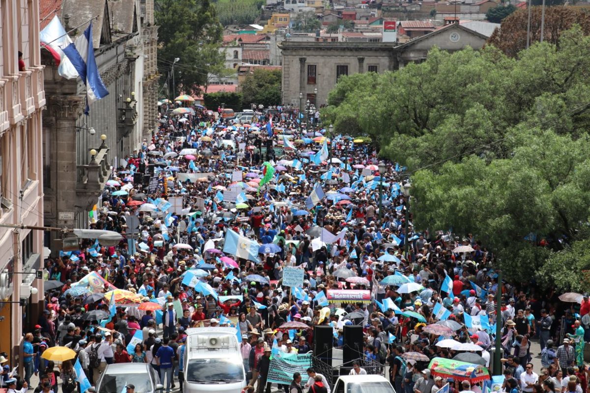 Vecinos de Quetzaltenango se concentran en el centro de la ciudad para protestar contra la corrupción y la impunidad. (Foto Prensa Libre: Raúl Juárez)