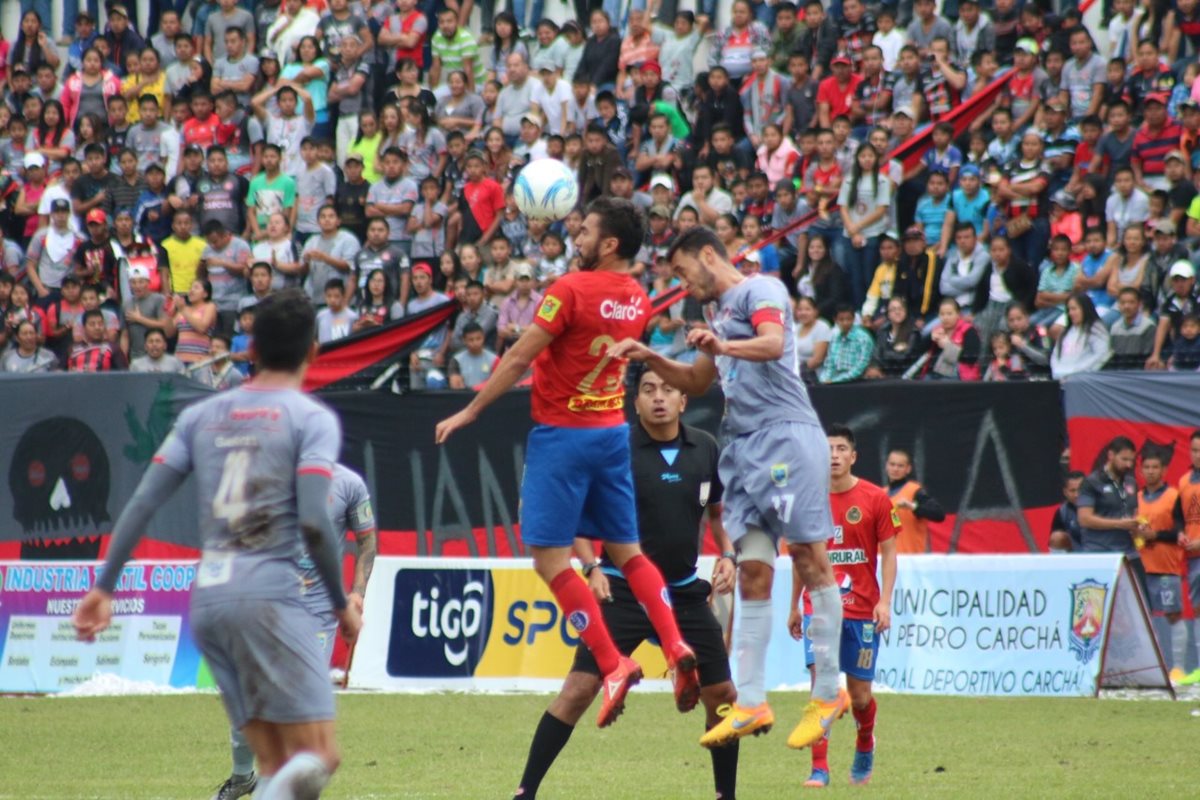 Carlos Kamiani Félix no pudo colaborar con sus goles pero desequilibró a la defensa de Carchá. (Foto Prensa Libre: Eduardo Sam Chun)