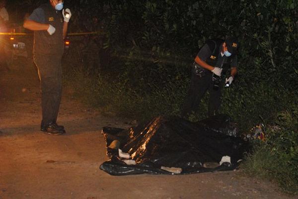 Fiscales del Ministerio Público recolectan evidencias en el lugar del crimen. (Foto Prensa Libre: Edwin Perdomo)<br _mce_bogus="1"/>